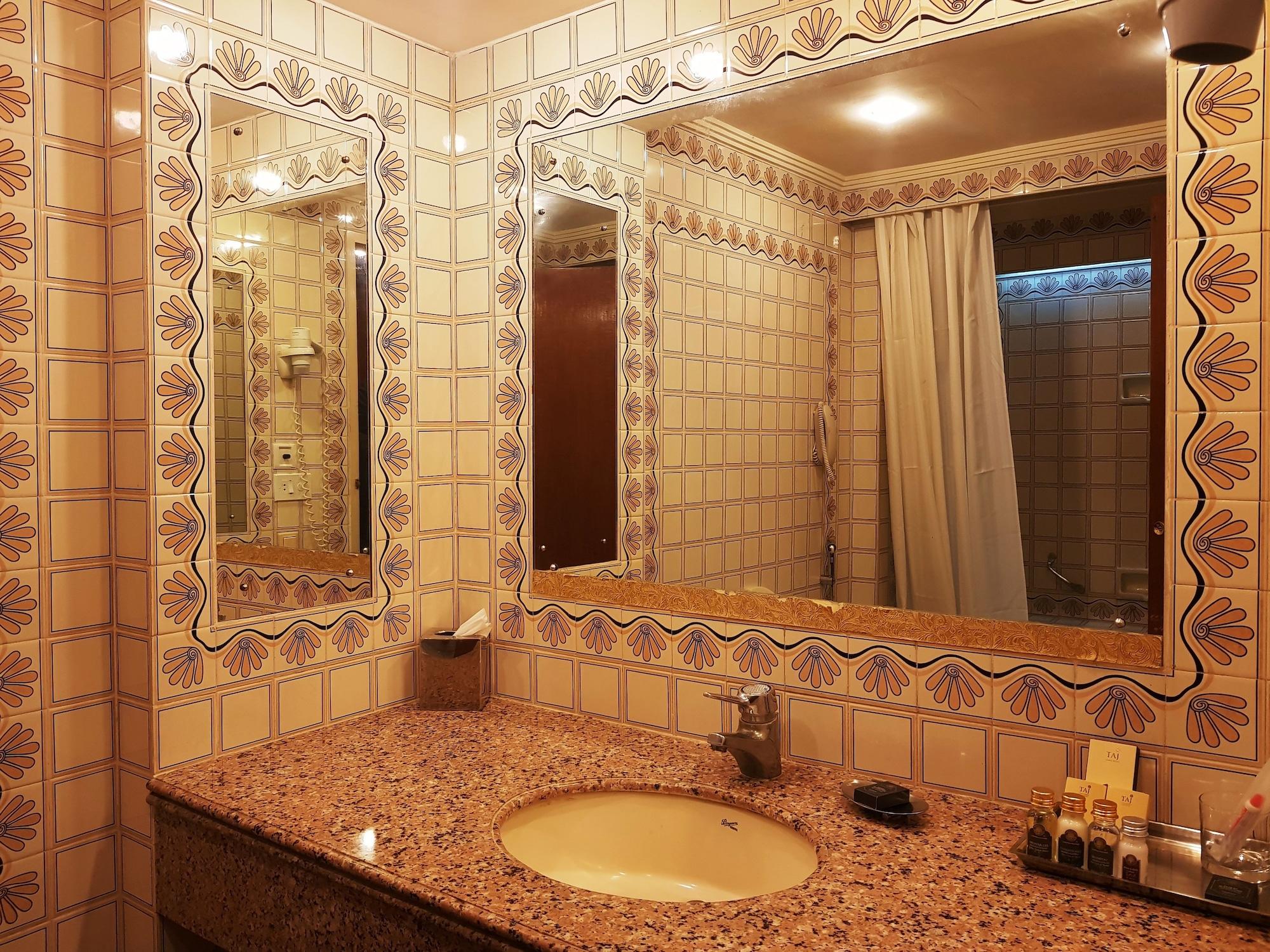 Taj Banjara Hotel Hyderabad Exterior foto Bathroom mirrors