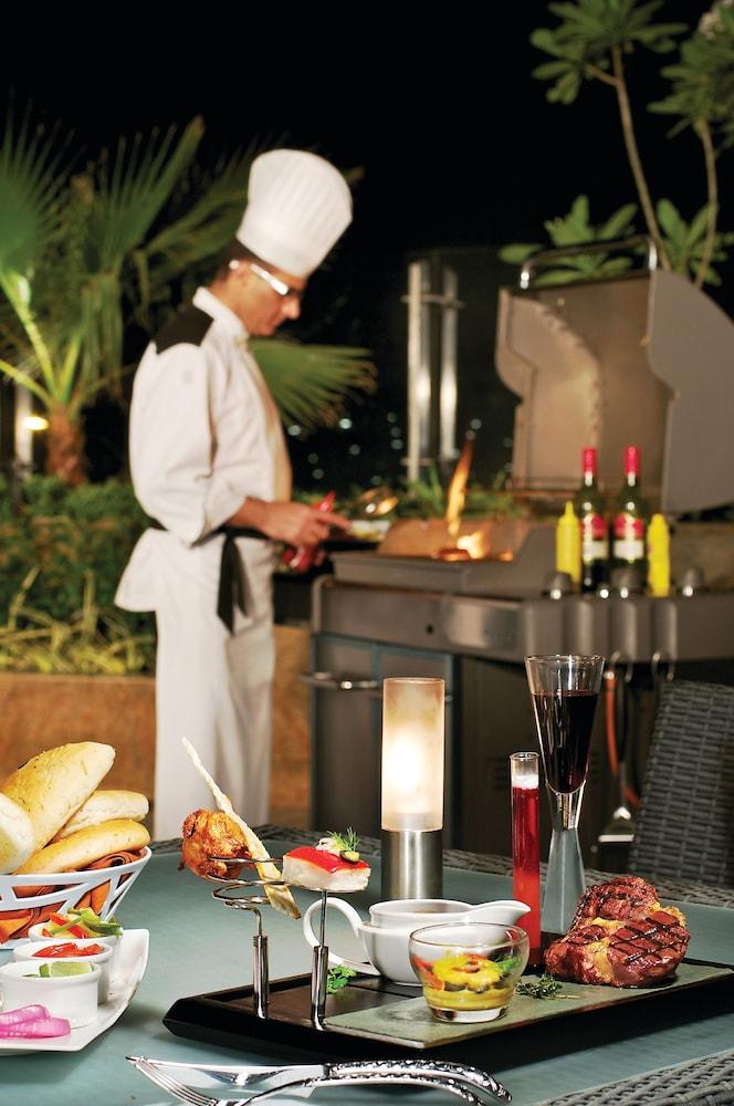 Taj Banjara Hotel Hyderabad Exterior foto A chef at work
