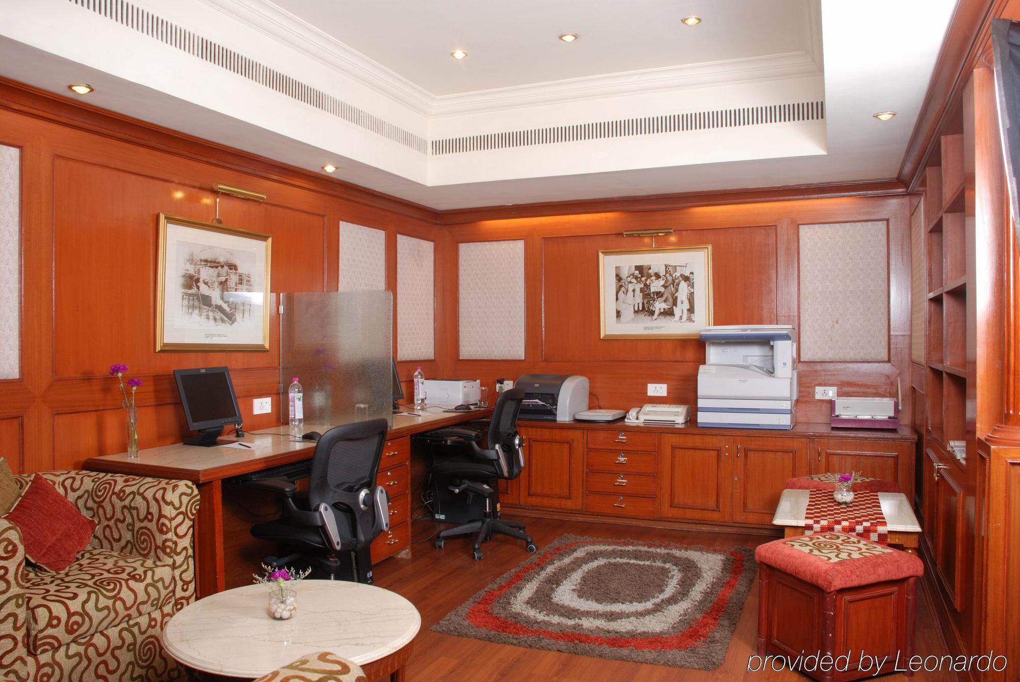 Taj Banjara Hotel Hyderabad Facilități foto A typical hotel business center