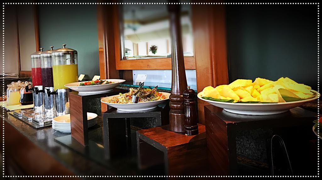 Taj Banjara Hotel Hyderabad Exterior foto A buffet at a hotel