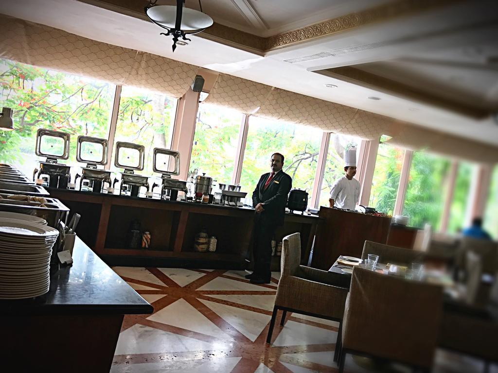 Taj Banjara Hotel Hyderabad Exterior foto The restaurant at the hotel
