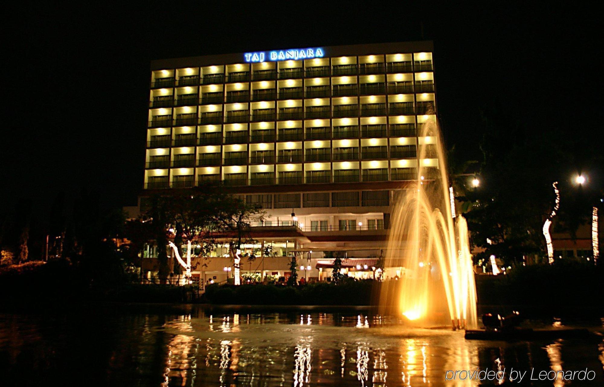 Taj Banjara Hotel Hyderabad Exterior foto The Manila Hotel at night